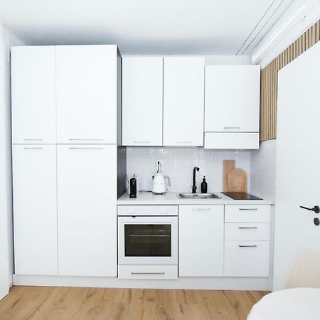 Bright Tiny Studio - Shared Pool & Sauna - Free Parking - Air Condition Muralto Luaran gambar