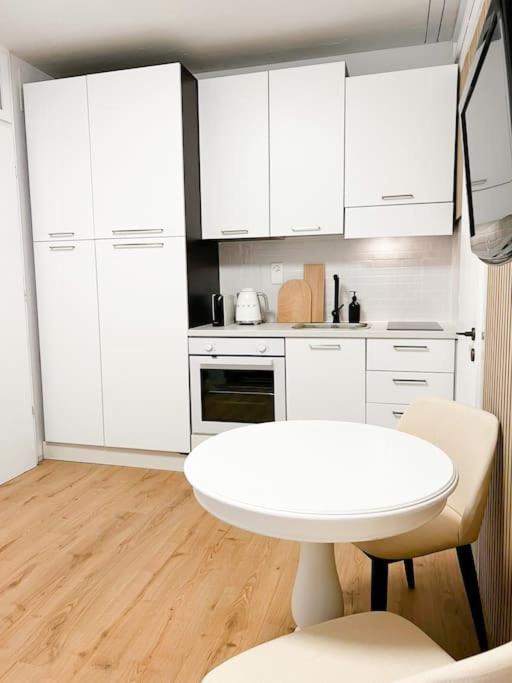 Bright Tiny Studio - Shared Pool & Sauna - Free Parking - Air Condition Muralto Luaran gambar