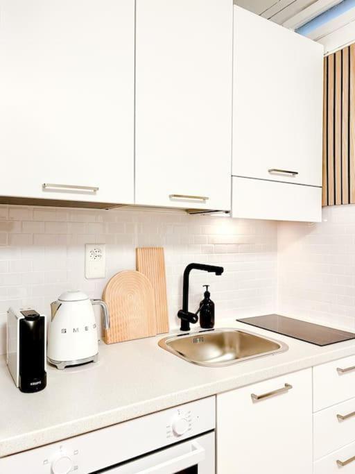 Bright Tiny Studio - Shared Pool & Sauna - Free Parking - Air Condition Muralto Luaran gambar