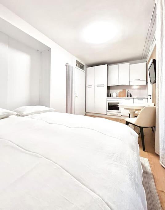 Bright Tiny Studio - Shared Pool & Sauna - Free Parking - Air Condition Muralto Luaran gambar