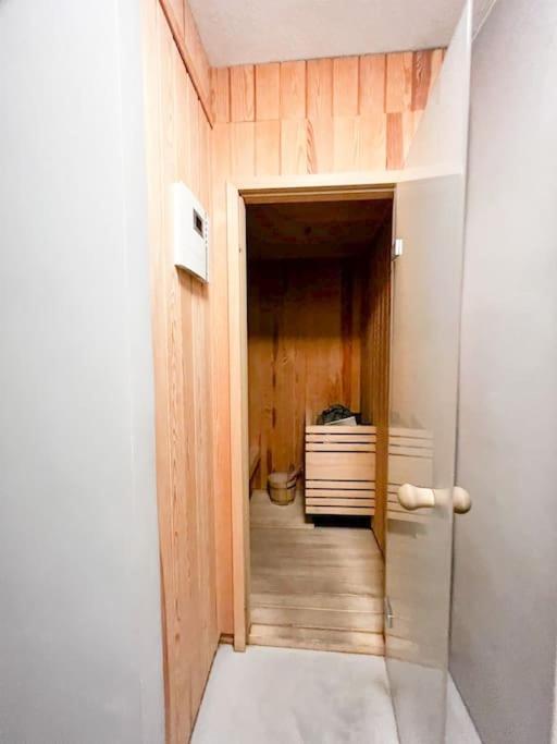 Bright Tiny Studio - Shared Pool & Sauna - Free Parking - Air Condition Muralto Luaran gambar