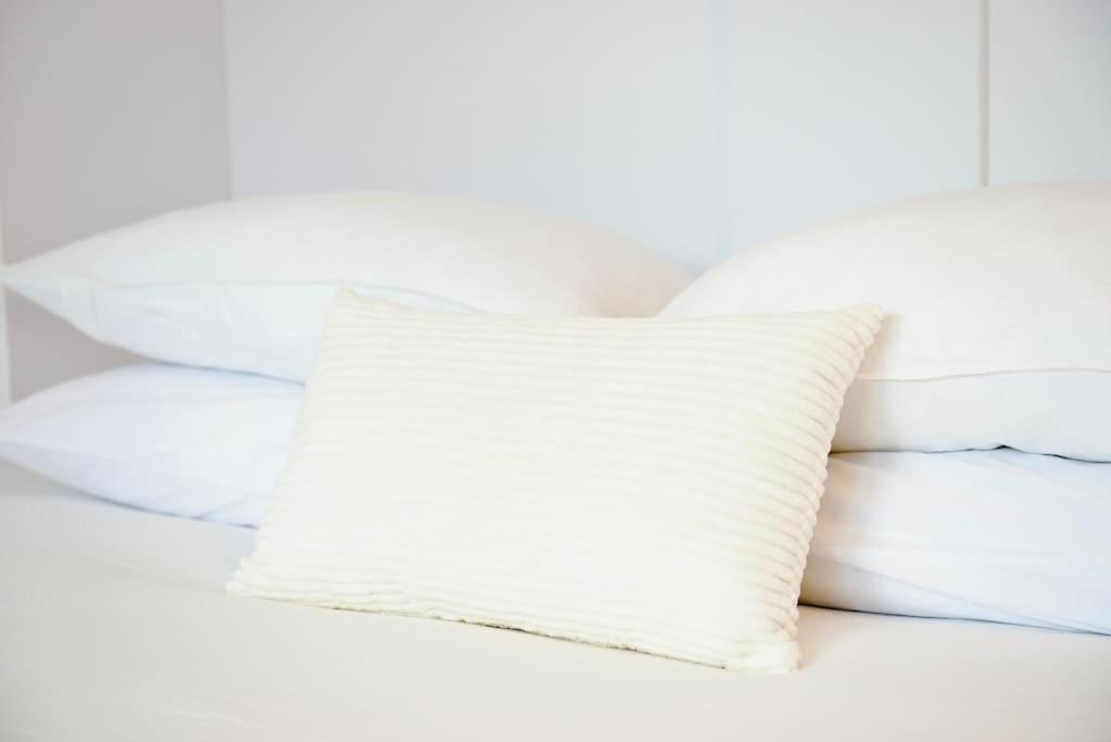 Bright Tiny Studio - Shared Pool & Sauna - Free Parking - Air Condition Muralto Luaran gambar