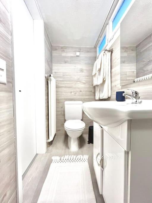 Bright Tiny Studio - Shared Pool & Sauna - Free Parking - Air Condition Muralto Luaran gambar