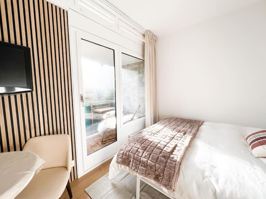Bright Tiny Studio - Shared Pool & Sauna - Free Parking - Air Condition Muralto Luaran gambar