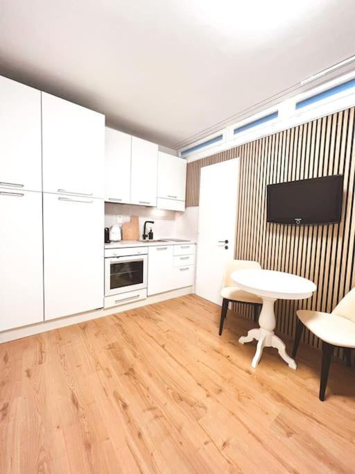 Bright Tiny Studio - Shared Pool & Sauna - Free Parking - Air Condition Muralto Luaran gambar