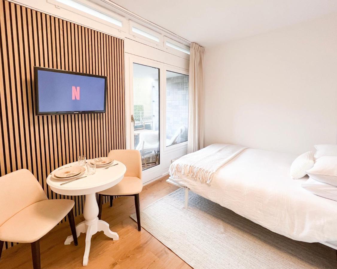 Bright Tiny Studio - Shared Pool & Sauna - Free Parking - Air Condition Muralto Luaran gambar