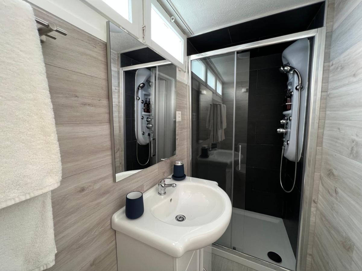 Bright Tiny Studio - Shared Pool & Sauna - Free Parking - Air Condition Muralto Luaran gambar