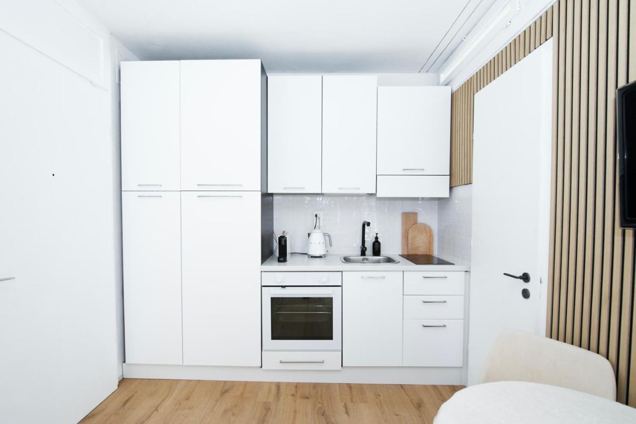 Bright Tiny Studio - Shared Pool & Sauna - Free Parking - Air Condition Muralto Luaran gambar